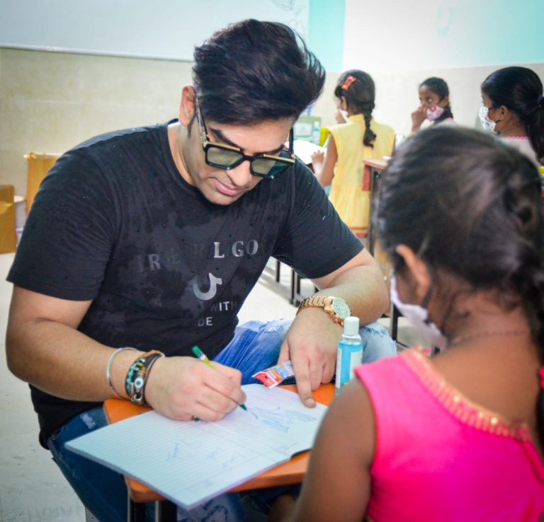 Bigg Boss 13 Star Paras Chhabra Visits Dream Girl Foundation on Rakshabandhan